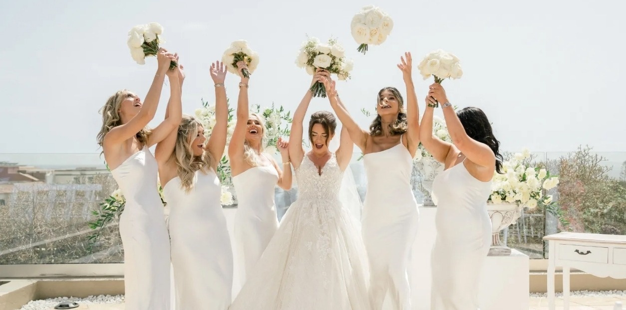 una mujer sentada en un muelle mirando al océano