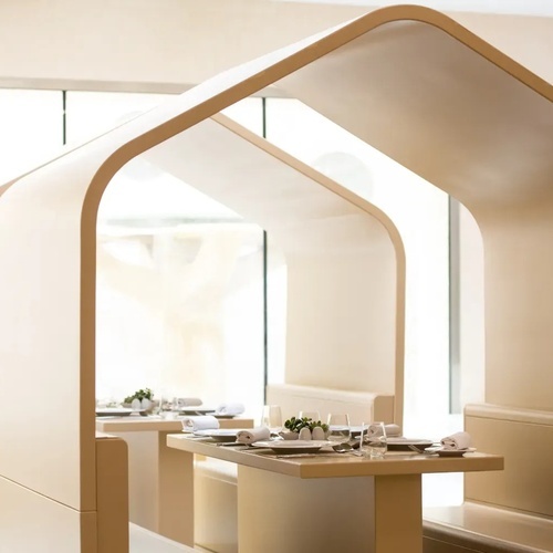 una mesa con platos y copas en un restaurante