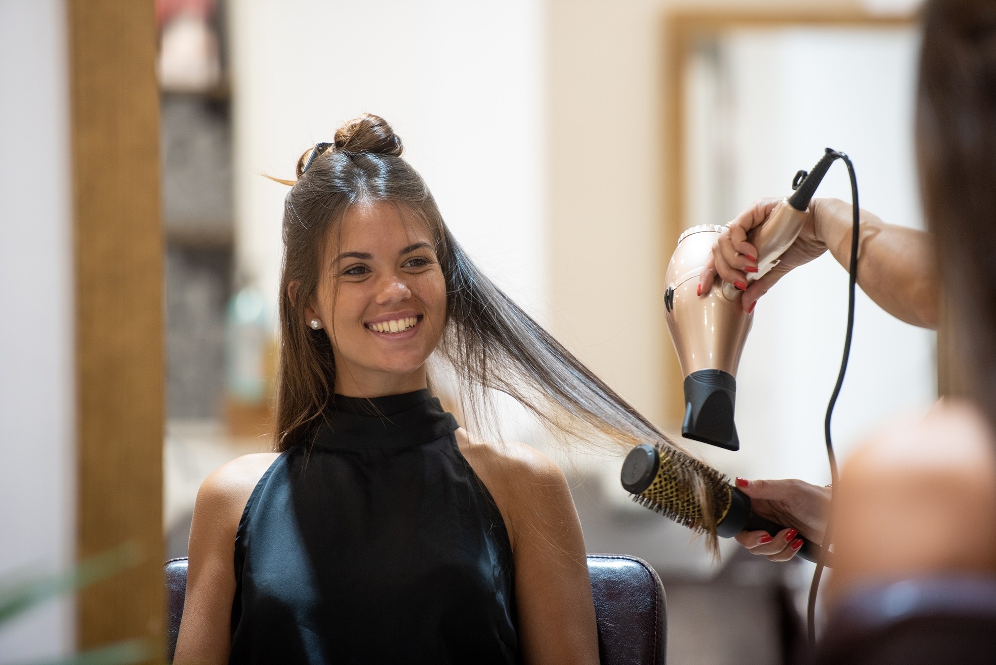 una mujer se seca el cabello en un salón de belleza