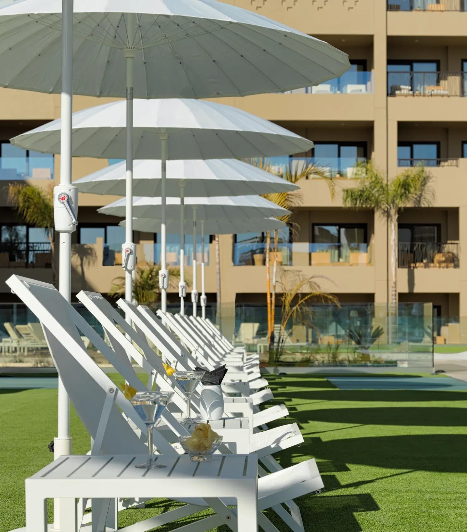 una habitación llena de mesas y sillas en un restaurante