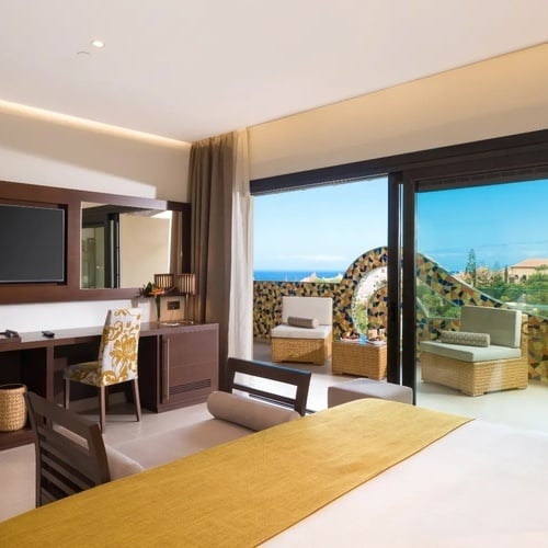 una habitación de hotel con una cama y una televisión