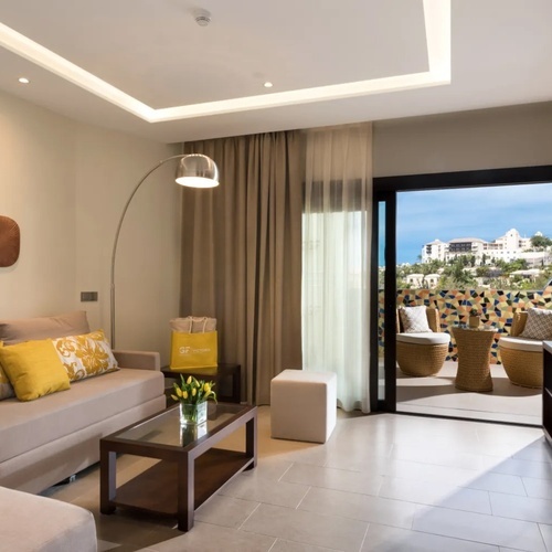 una sala de estar con un sofá y una mesa