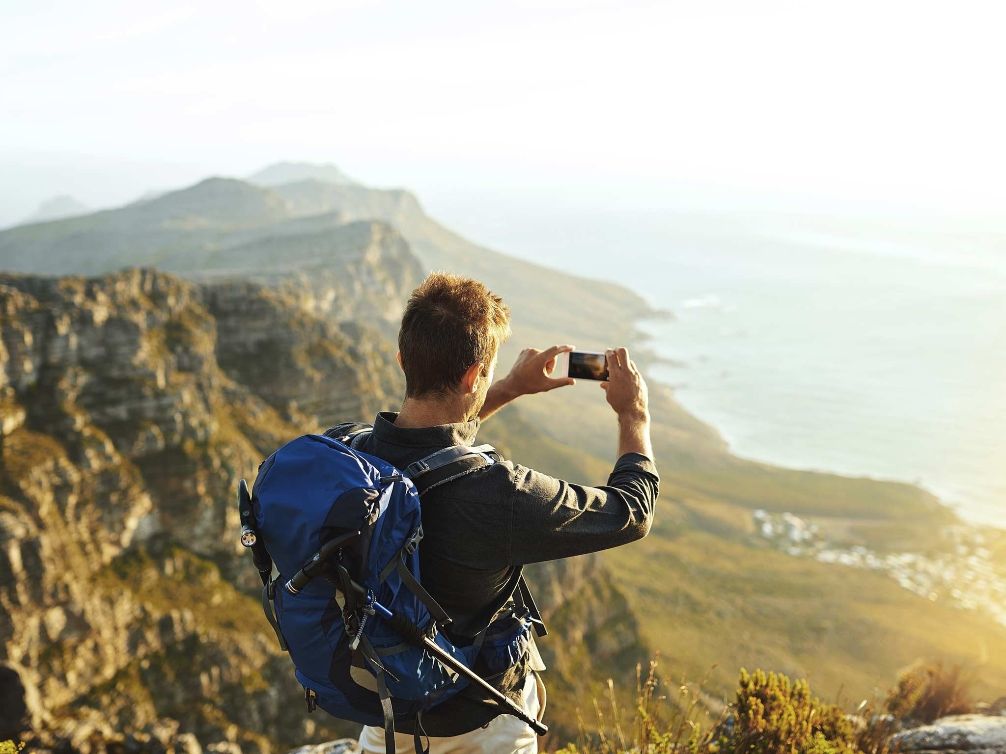 un grupo de hombres y mujeres en vestidos blancos con lunares rojos están actuando en un escenario