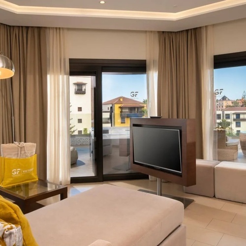 una sala de estar con una televisión y una bolsa amarilla que dice gf