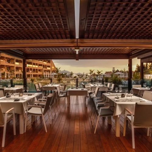 un restaurante con mesas y sillas y un techo de madera