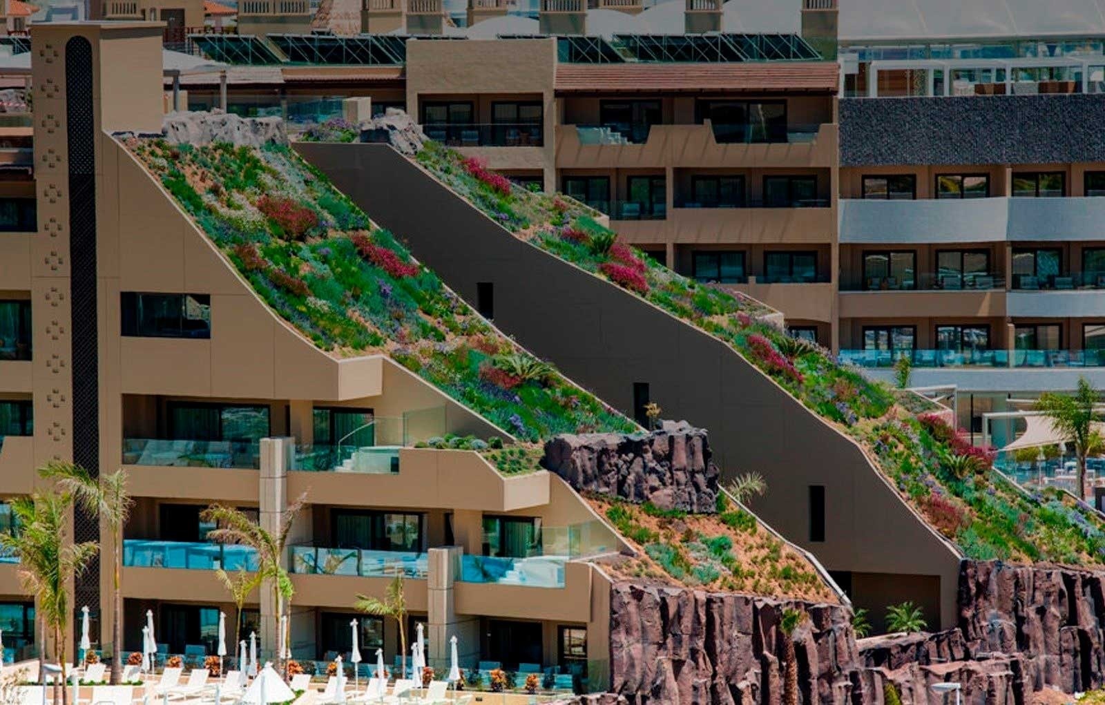 un edificio con plantas y flores en el techo