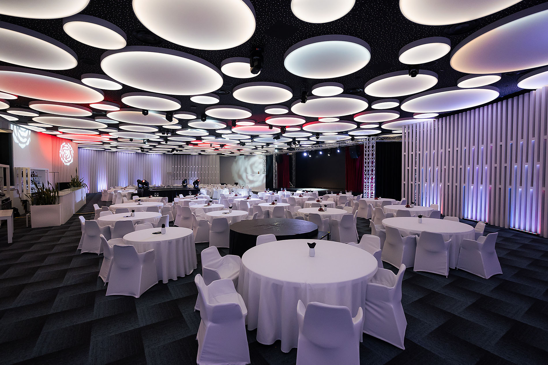 Espacio moderno para eventos y reuniones 5 estrellas | GF Victoria. Iluminación LED.