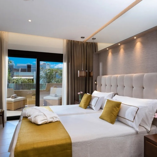 una habitación de hotel con dos camas y una televisión