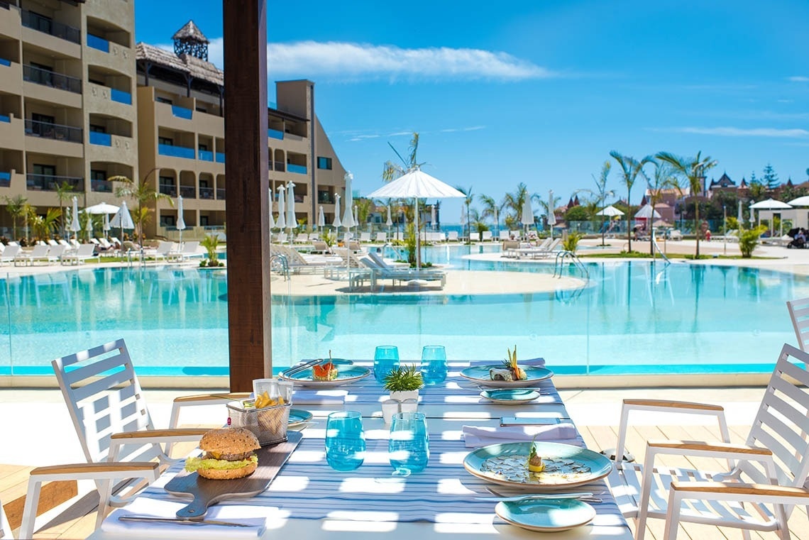 una habitación llena de mesas y sillas en un restaurante