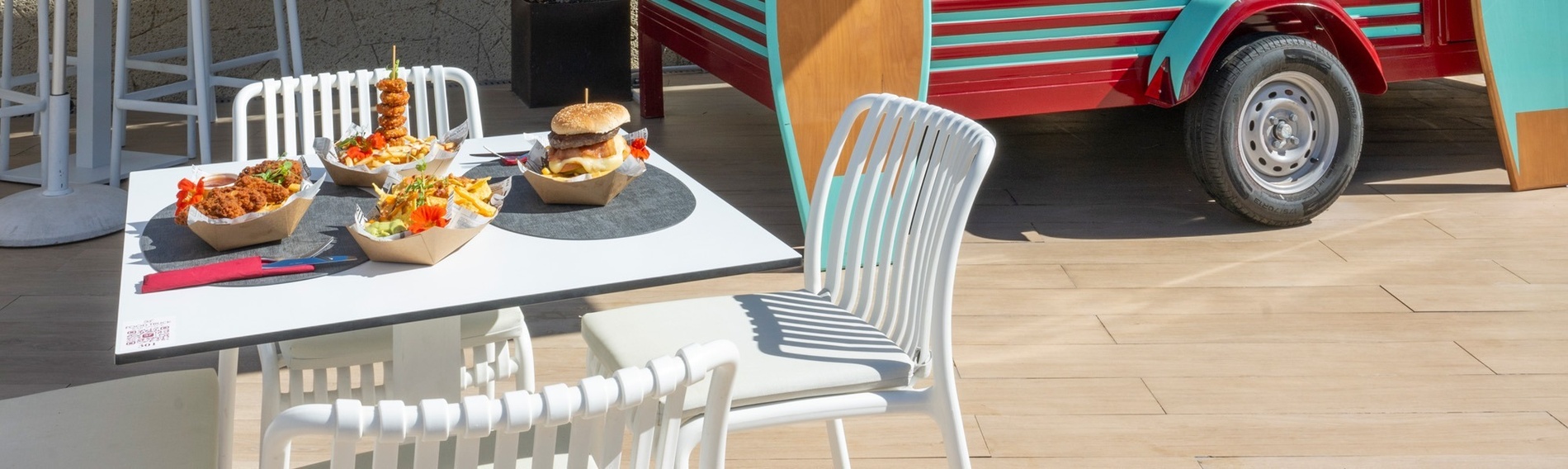 una mesa en un restaurante con una servilleta que dice domaine