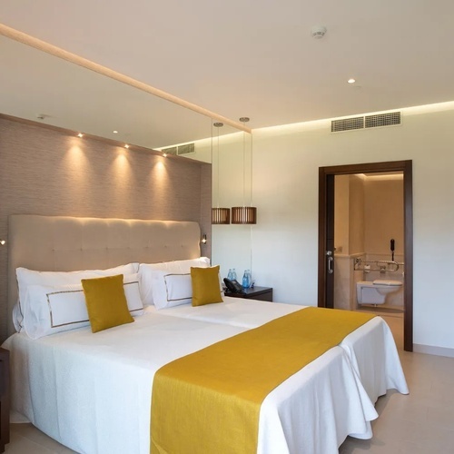 una habitación de hotel con dos camas y una televisión