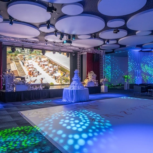 una pista de baile con el nombre de la novia y el novio en ella