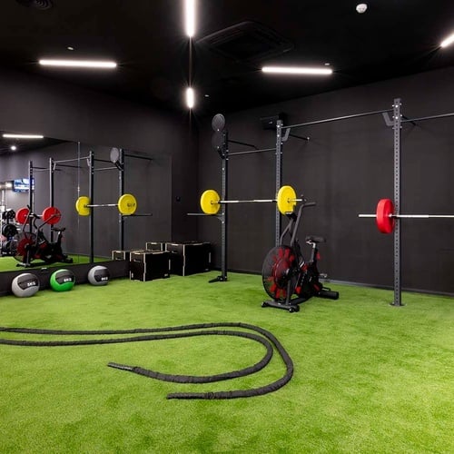 un gimnasio lleno de pesas y una bicicleta