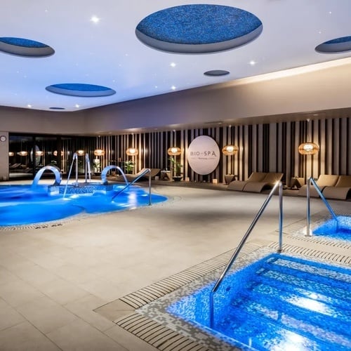 una piscina en un spa con escaleras que conducen a ella