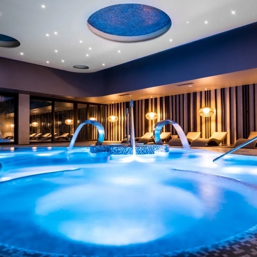 una piscina con luces azules y una cúpula en el techo