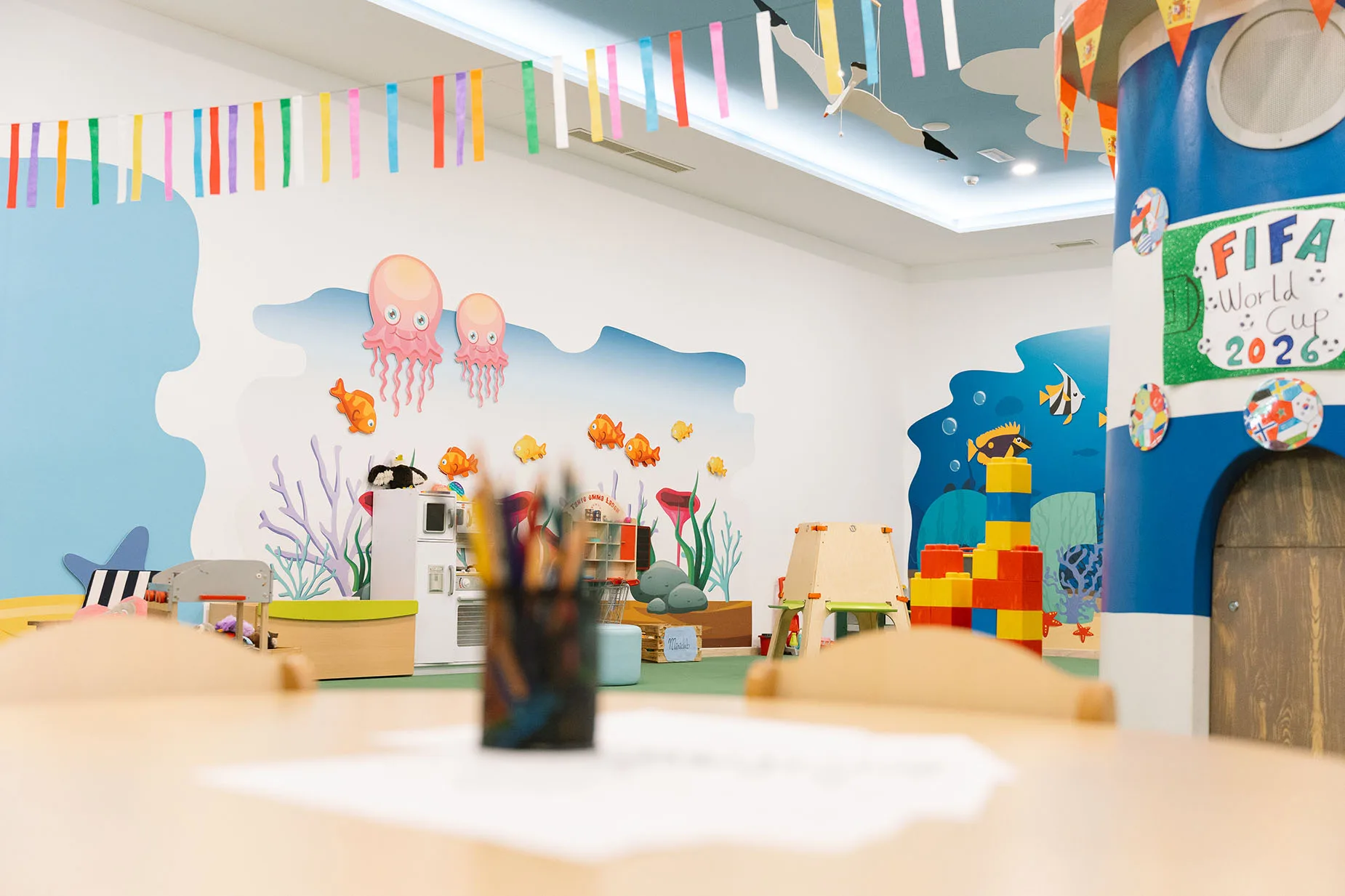Habitación infantil temática submarina con decoración de FIFA World Cup GF: Victoria 2026.