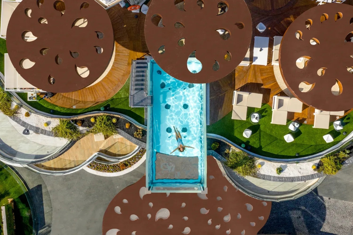 una vista aérea de una piscina en forma de galleta de chocolate