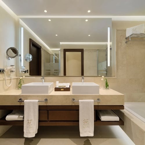 un cuarto de baño con dos lavabos y una bañera