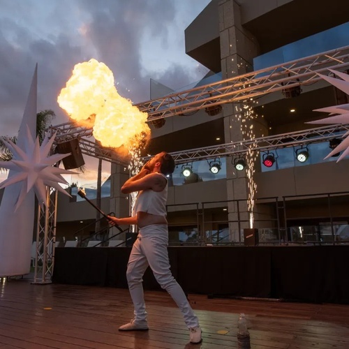 un hombre sostiene una antorcha con llamas saliendo de ella