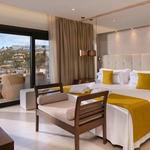 una habitación de hotel con una cama y una silla