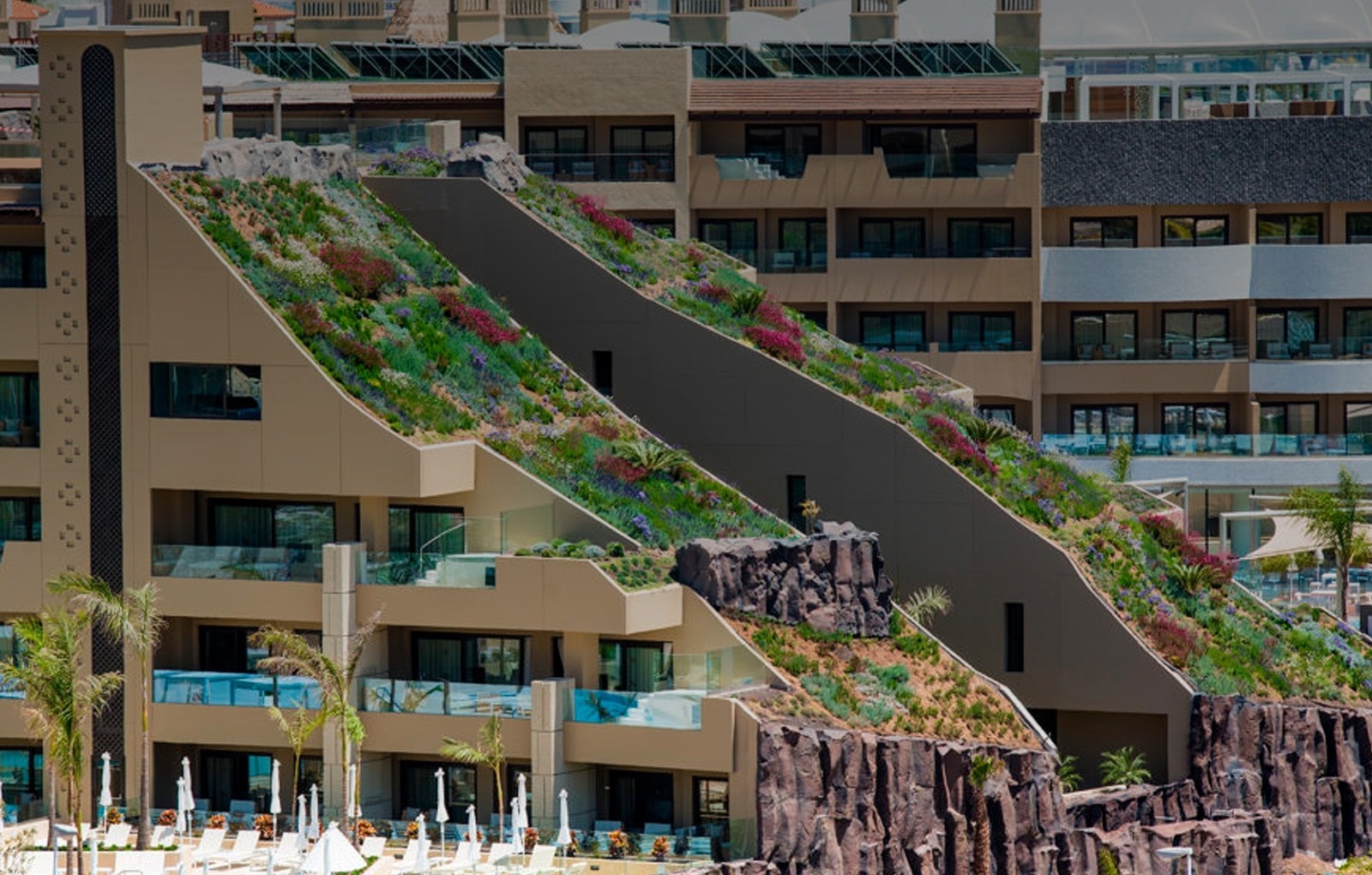 un edificio con plantas y flores en el techo