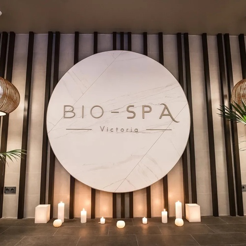un cartel en la pared que dice bio-spa victoria