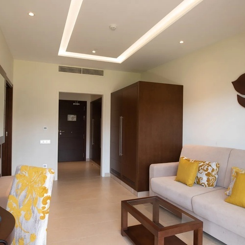 una habitación con un sofá y una mesa de café