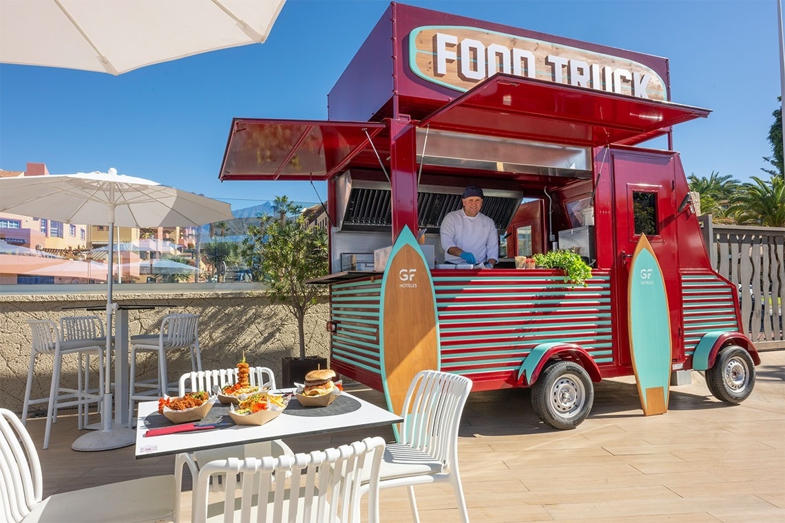 una habitación llena de mesas y sillas en un restaurante