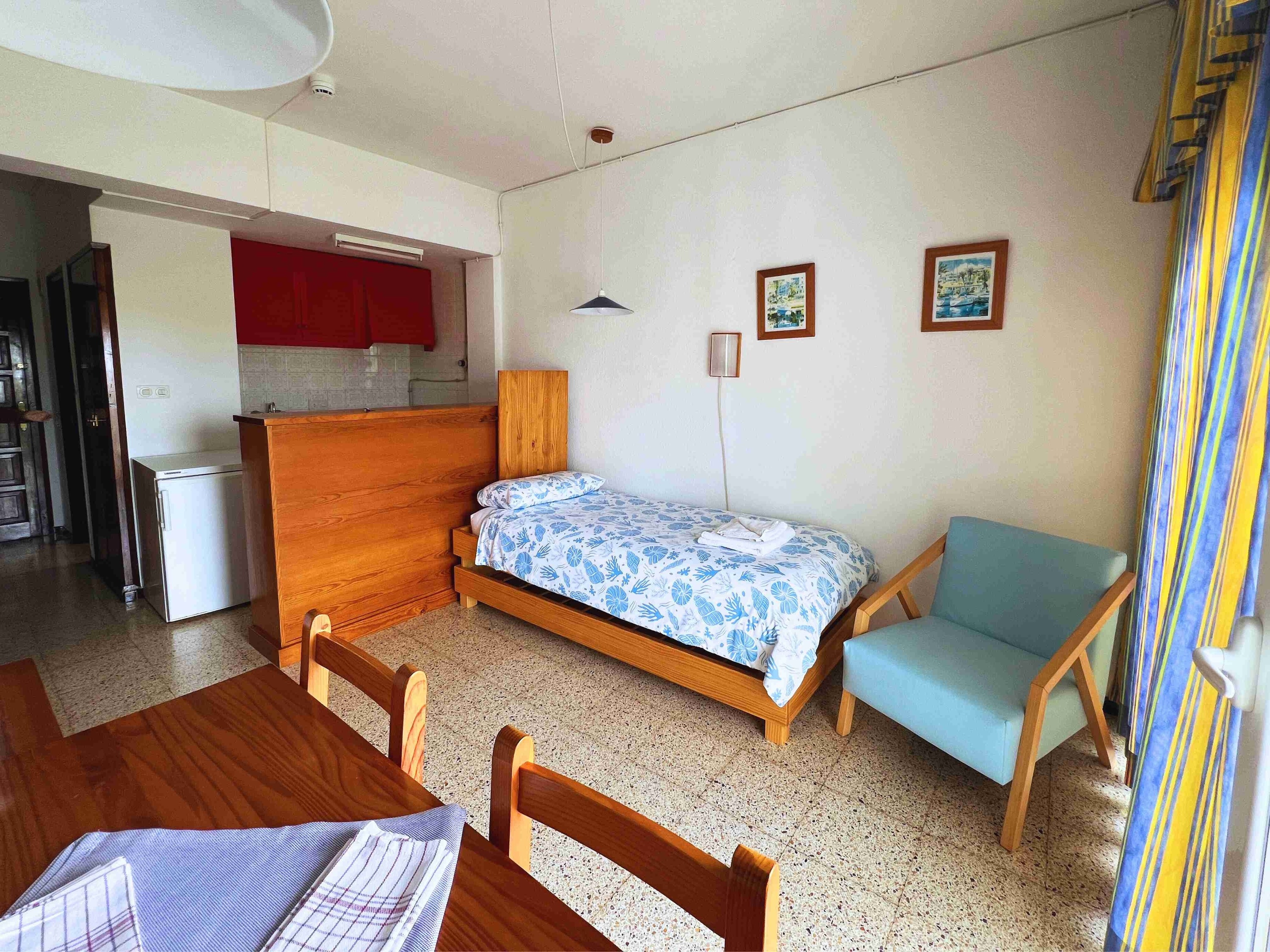 una habitación pequeña con una cama y una silla