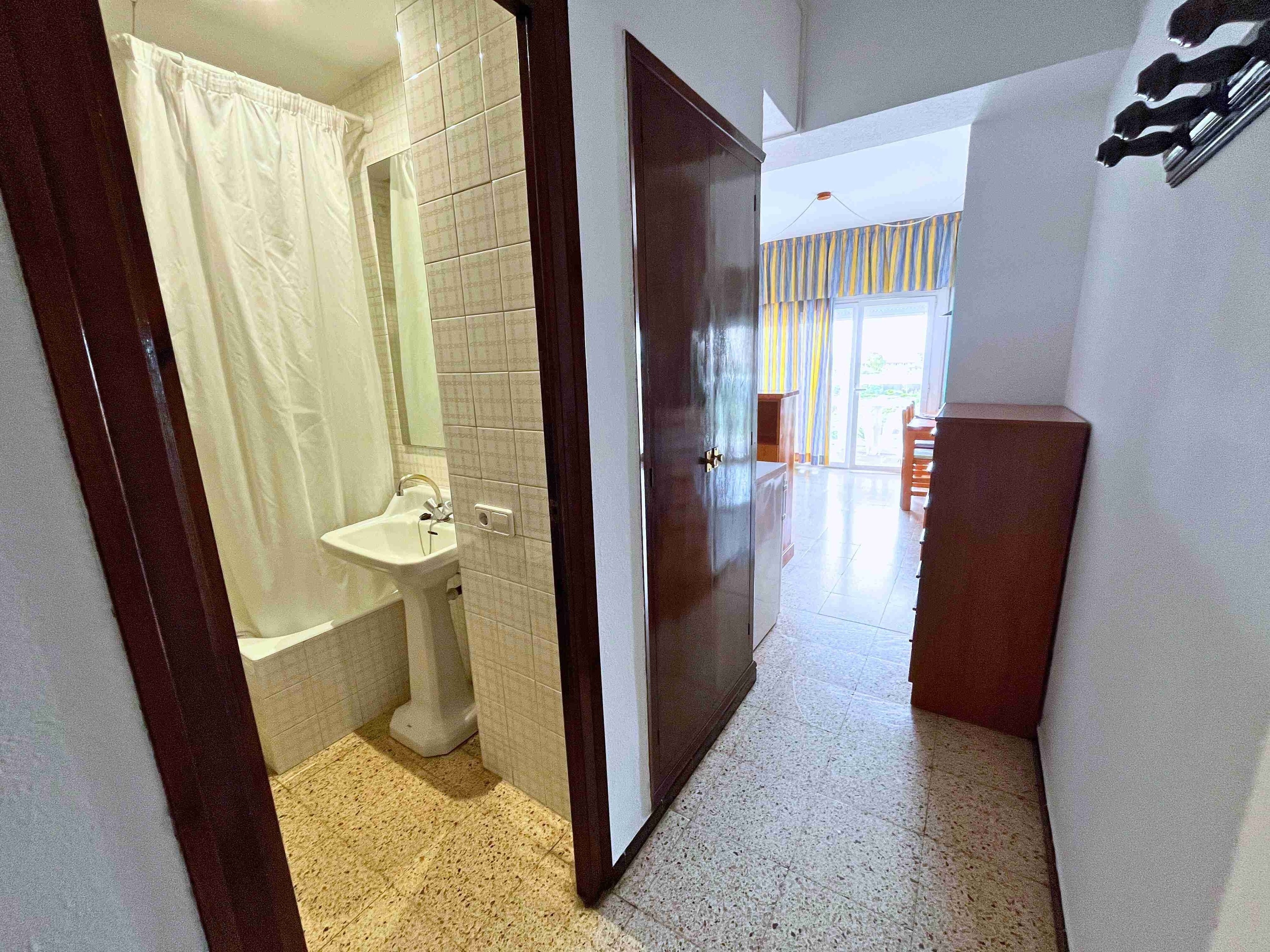 un baño con un lavabo y una cortina de ducha