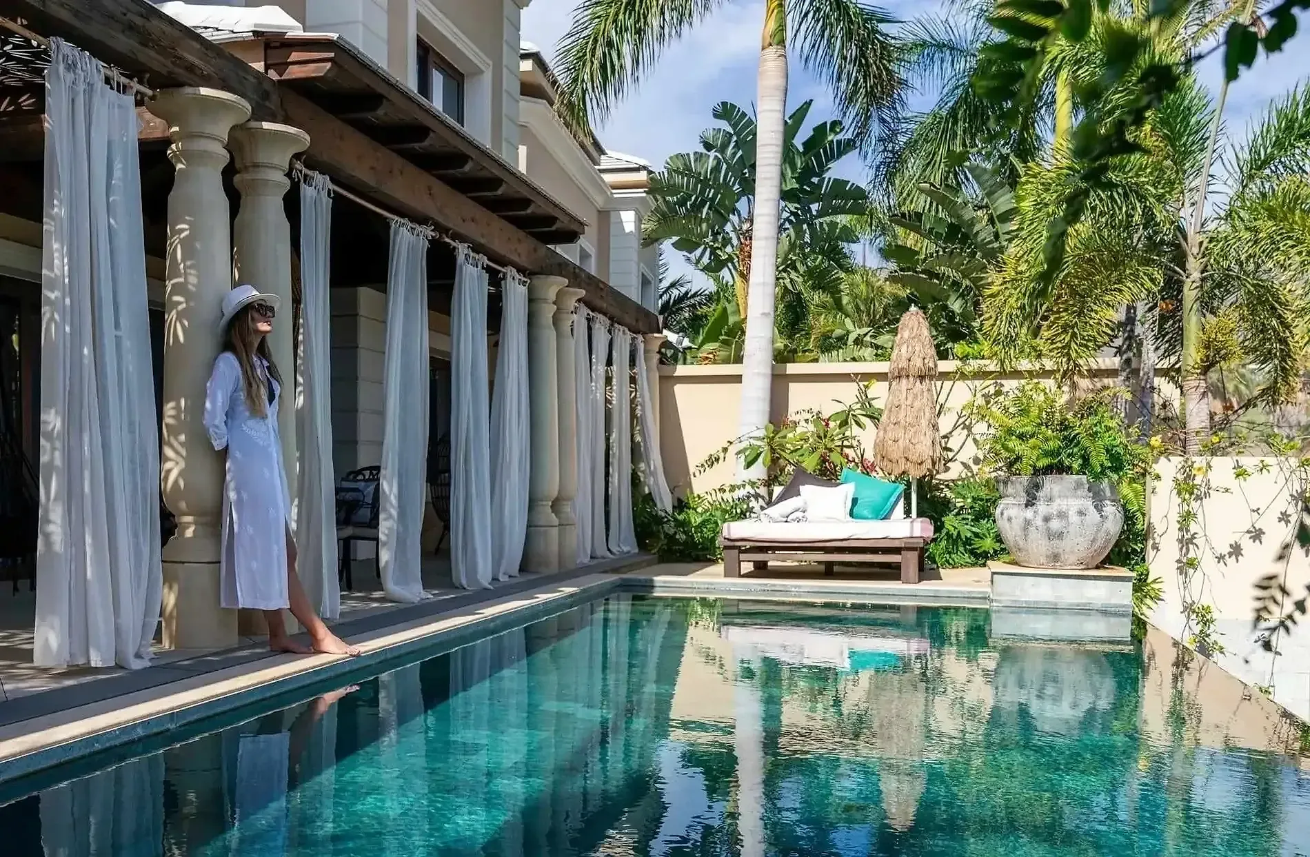 Mujer en villa tropical junto a piscina, Paradise Villa | Royal River Luxury Hotel *****, Tenerife.