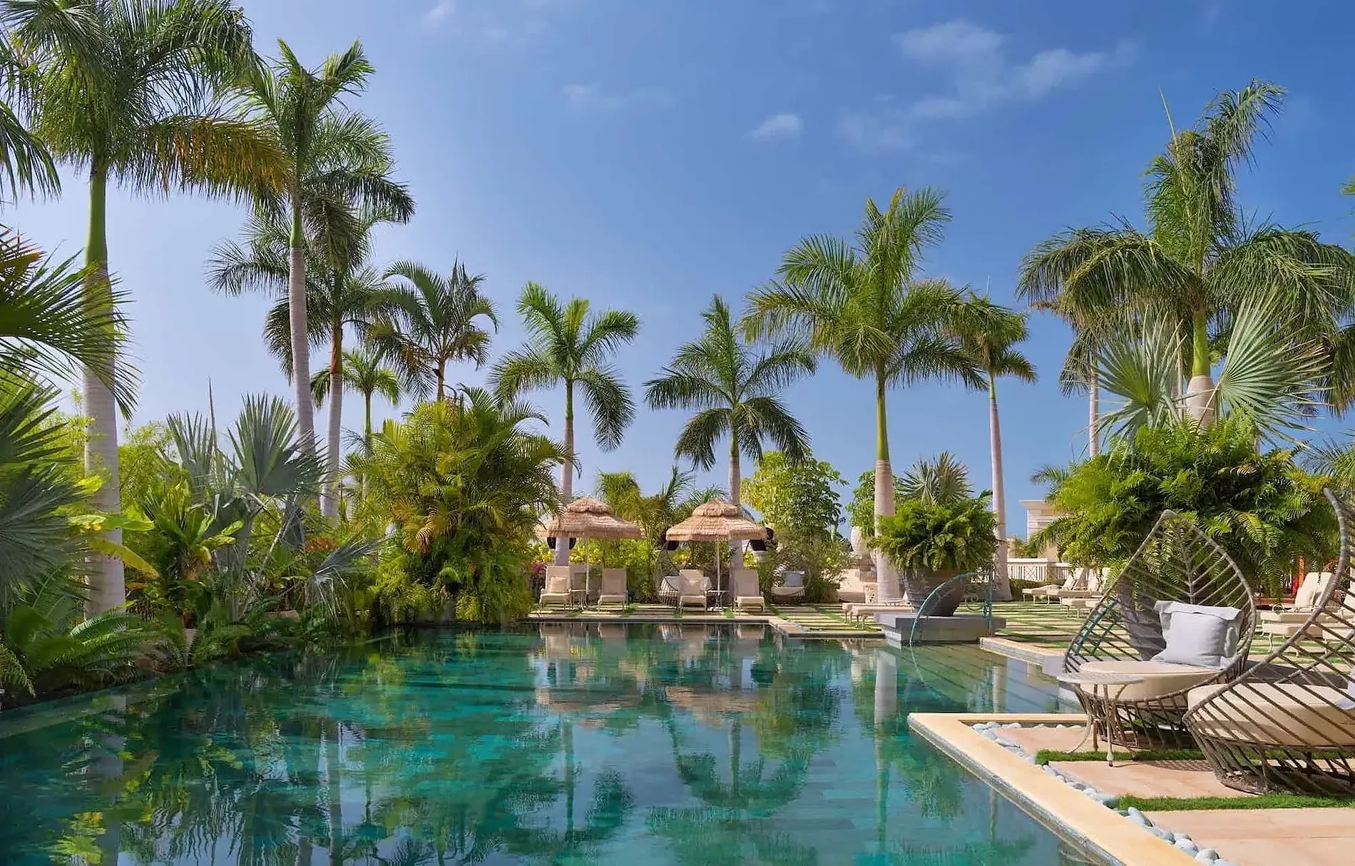 Das Hotel | Royal River Luxushotel *****: Pool & Palmen auf Teneriffa mit Hängestühlen.