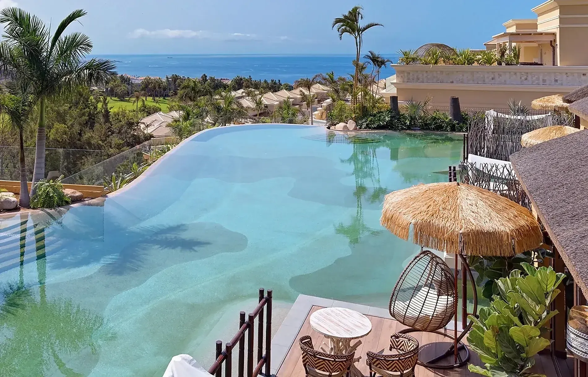 Lagunenvillen im Royal River Luxushotel auf Teneriffa mit Infinity-Pool & Meerblick.