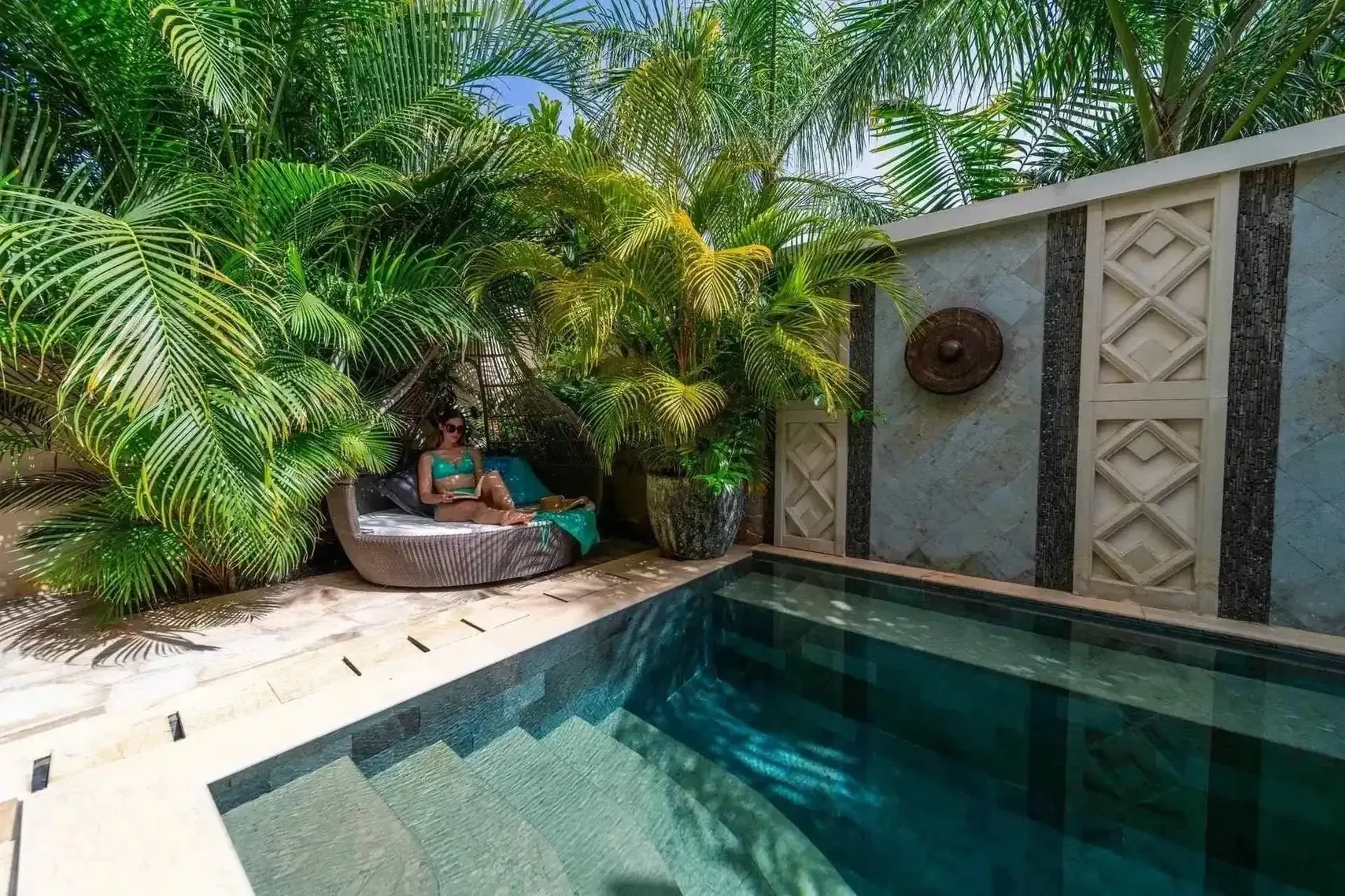 Villa de lujo con piscina privada y mujer relajándose, Royal River Luxury Hotel *****, Tenerife.