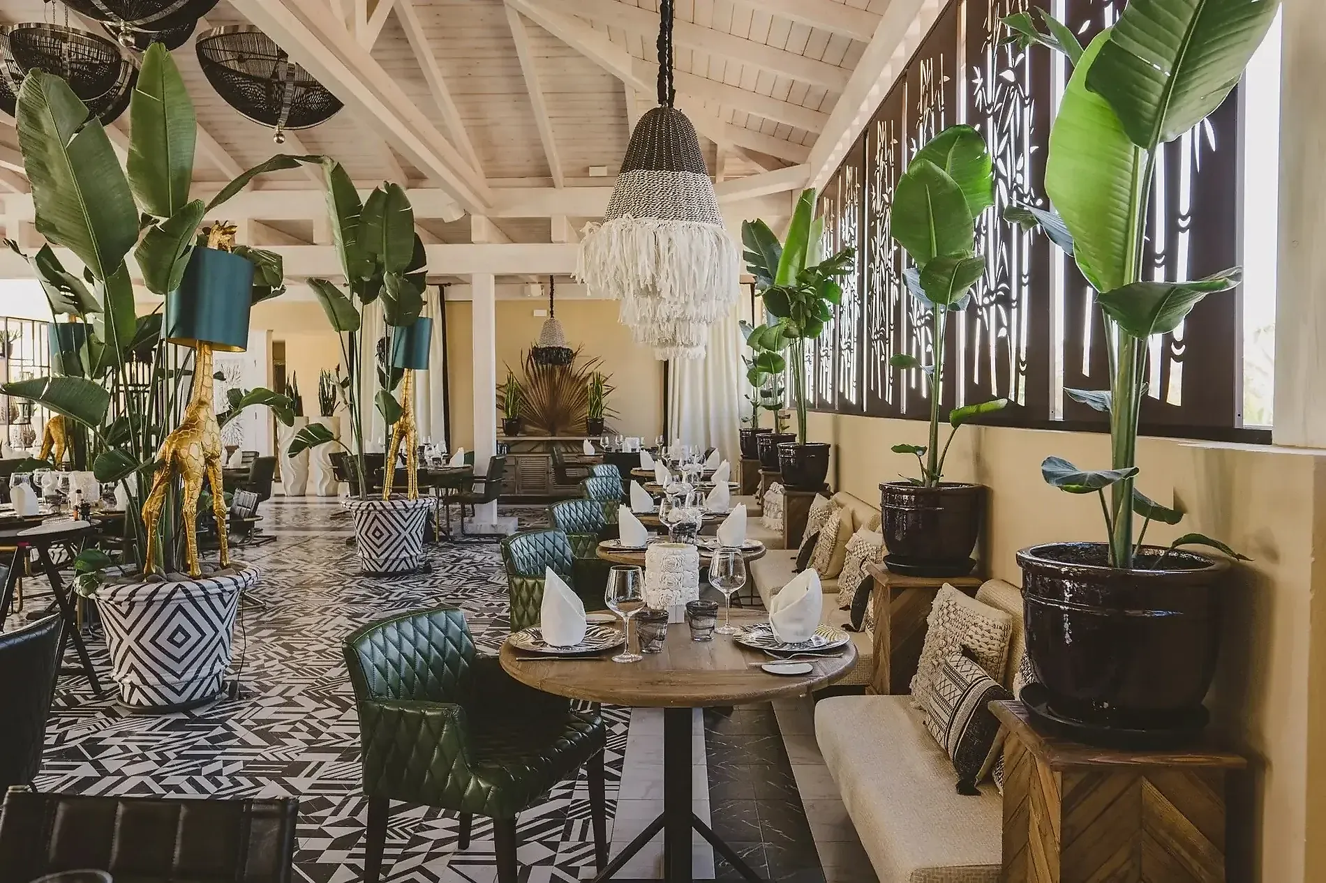 Diseño interior de The Top Brasserie en Royal River Luxury Hotel ***** Tenerife.