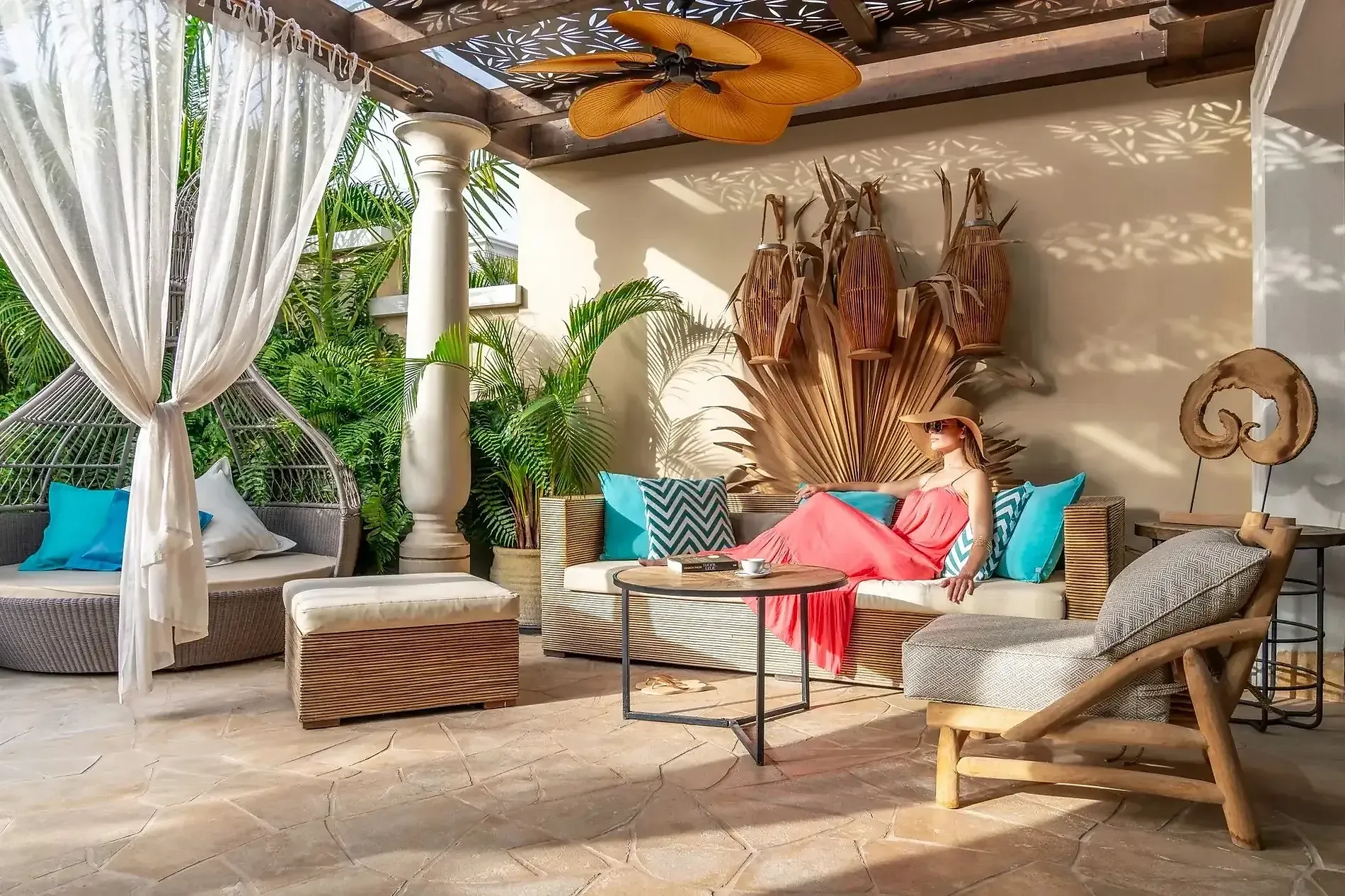 Femme détendue sur une terrasse privée, Villas de vacances | Hôtel de luxe Royal River ***** | Ténérife
