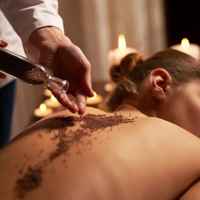 Novios en altar decorado con flores e invitados sentados, celebrando la boda en una playa mexicana de Park Love