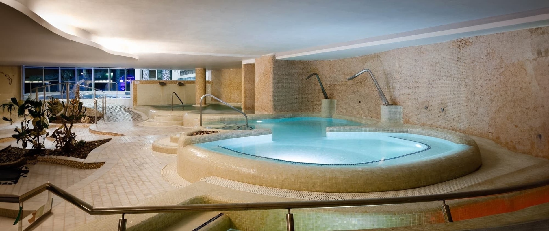 Gran Palas Experience: Spalas indoor pool with mosaic tiles and chrome fixtures.