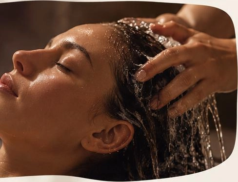 Mujer recibiendo un lavado capilar relajante en Gran Palas Experience: Spalas.