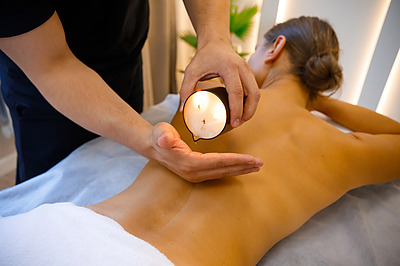 Mujeres disfrutando del Gran Palas Experience: Spalas en un lujoso spa.
