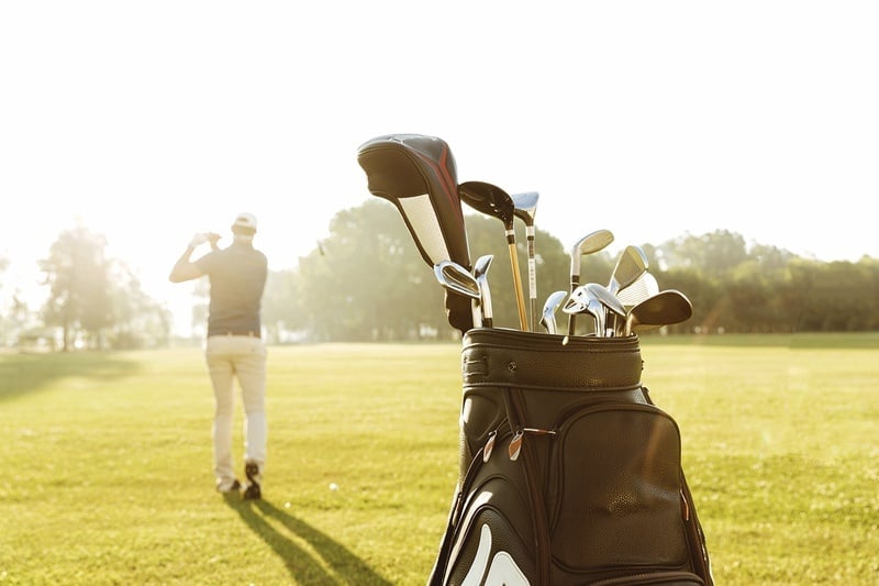 un jugador de golf a l' altra banda d' un camp de golf