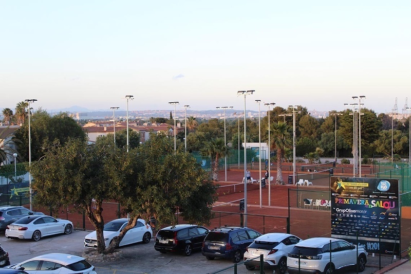alguns vehicles estaven estacionats a l' entorn d' un terrain de tenis