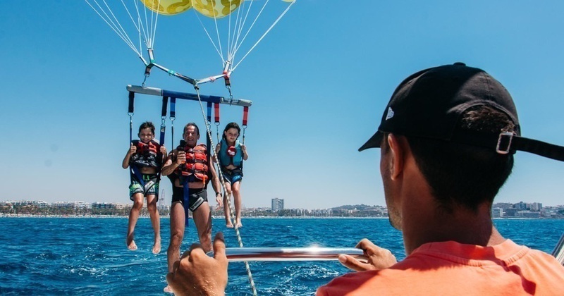 Playas de fina arena dorada y deportes de mar y playa