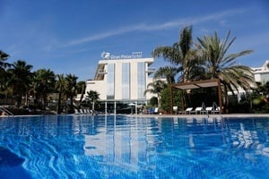 a large swimming pool in front of a hotel called gran paras hotel