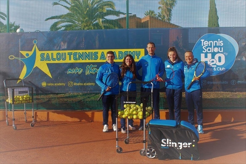 un grup de persones posa per a una imatge a l' academy de tenis