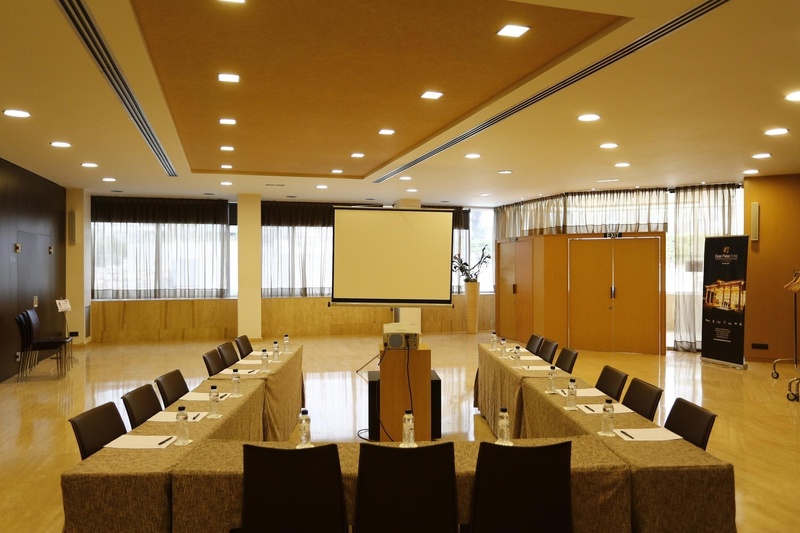 una vista aérea de un parque con muchas piscinas