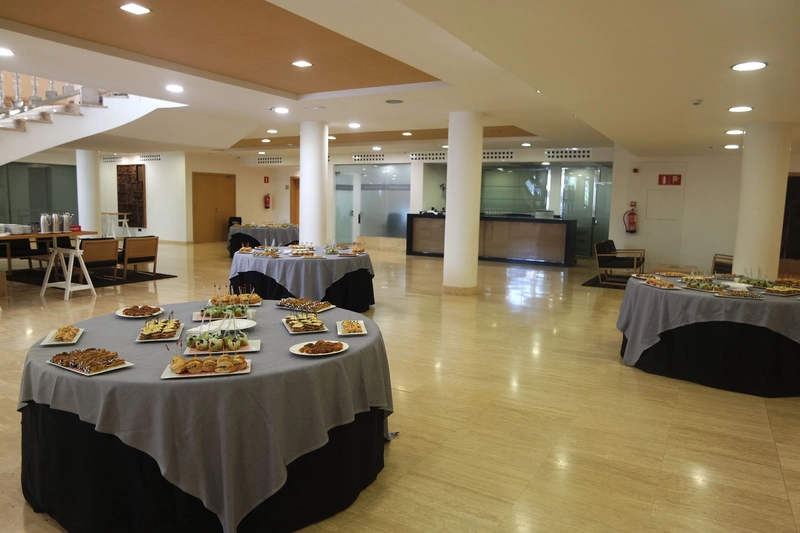 Gran Palas Experience: Hotel interior moderno con escaleras y mesas.