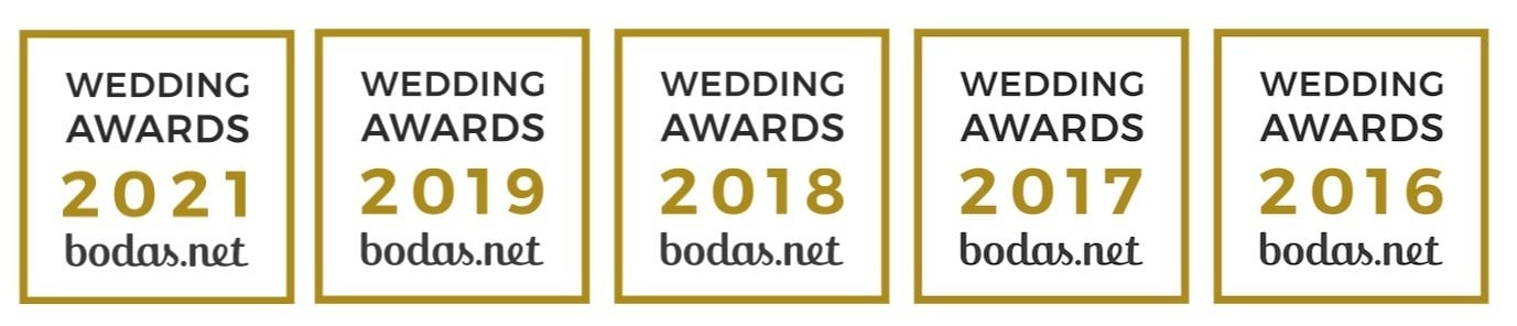 quatre plaques blanches avec les mots wedding awards 2019 2018 2017 2016