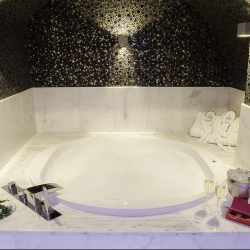 Jacuzzi in the same room to relax