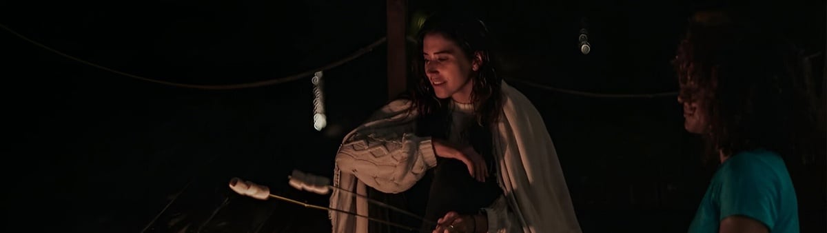 un grupo de personas están remando en tablas de surf en un río .
